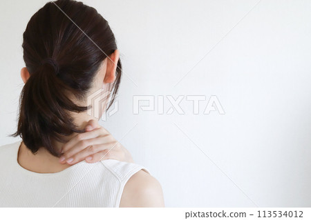 肩膀僵硬，疲憊的形象 113534012