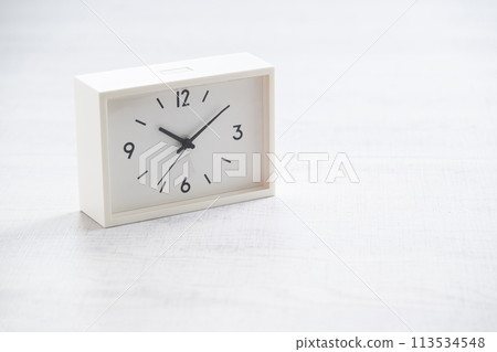 簡單的白色時鐘 113534548