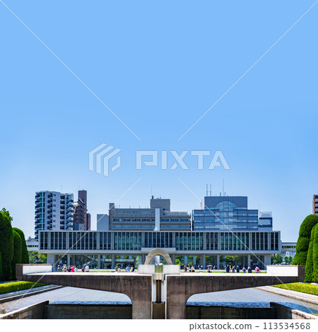 和平公園內的原子彈死難者紀念碑，背景是原子彈博物館【廣島的夏日風景】 113534568