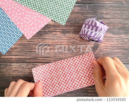 女人折疊摺紙 113534585