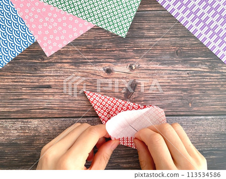 女人折疊摺紙 113534586