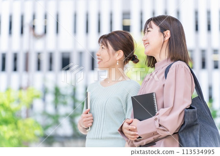 女商人、大學生、辦公室女士（筆記本）在有多層停車場的城市行走 113534995