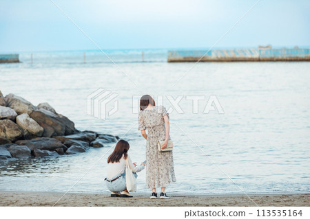 Tourists enjoying the beach at Atami, Shizuoka Prefecture Tourists enjoying the beach at Atami, Shizuoka Prefecture 113535164