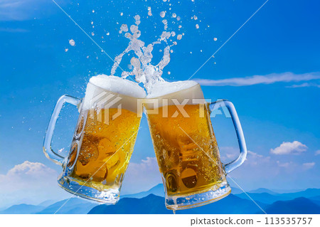 舉著啤酒杯乾杯 113535757