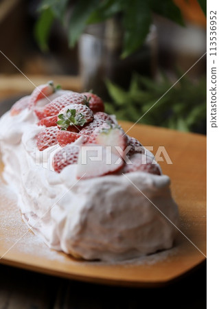 用米粉製作的自製草莓奶油捲蛋糕 113536952