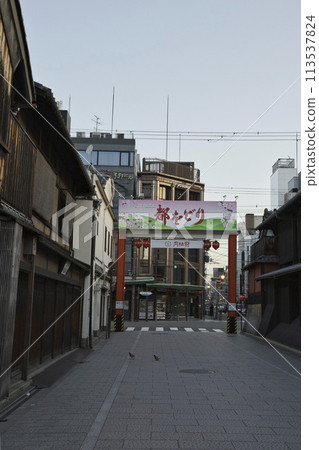 Kyoto Gion Hanamikoji Vertical Composition 5 Kyoto Gion Hanamikoji Vertical Composition 5 113537824