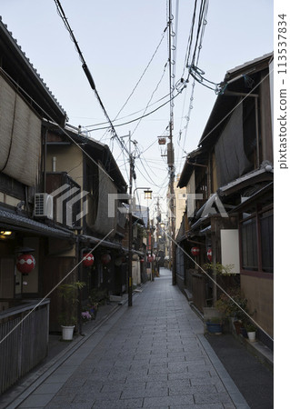 京都只園辻子的風景垂直構圖1 京都只園辻子的風景垂直構圖1 113537834