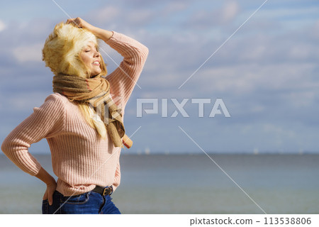 Fashion model enjoying sun 113538806