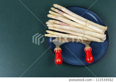 Raw white asparagus, new season of asparagus. 113539382