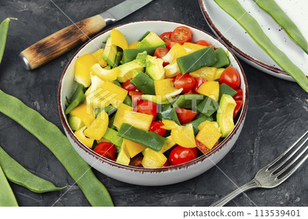 Fresh vegetable salad with runner beans in bowl 113539401