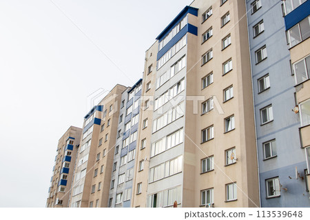 Windows of a multi-storey tall building against background of sky 113539648