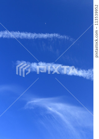 月亮、藍天、飛機雲、條紋雲 月亮、藍天、飛機雲、條紋雲 113539952