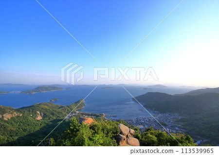 View from the volcano (Kurahashi Island) towards Kashima and Suo-Oshima (Yamaguchi Prefecture) 113539965