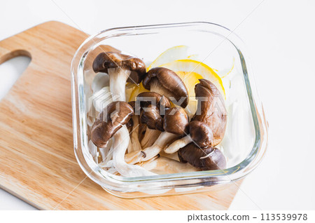 平菇和新鮮洋蔥在微波爐中用檸檬煮熟 113539978