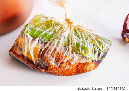 塑膠袋中製作叉燒的配料 113540182