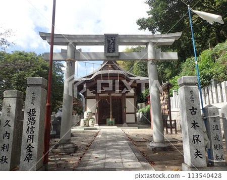 千姫天滿宮是由第二代德川將軍德川秀忠的長女千姫所建，位於兵庫縣姬路市山之井町，姬路城西北方。 113540428