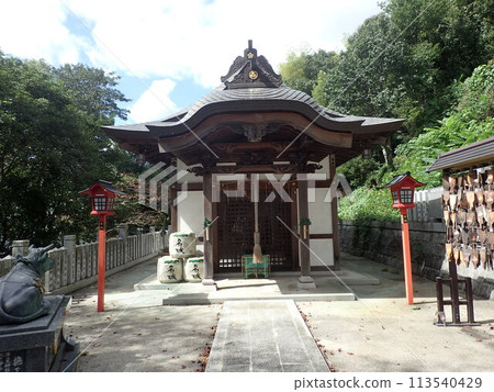 千姫天滿宮是由第二代德川將軍德川秀忠的長女千姫所建，位於兵庫縣姬路市山之井町，姬路城西北方。 113540429