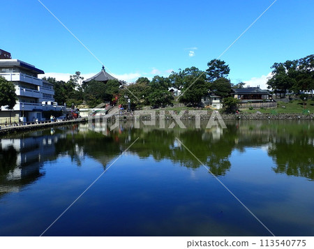 猿澤池是興福寺在奈良縣奈良市奈良公園內建造的人工池塘,作為北城會的北城池。 猿澤池是興福寺在奈良縣奈良市奈良公園內建造的人工池塘,作為北城會的北城池。 113540775
