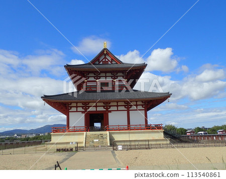 The First Daigokuden Hall, located directly north of the vermilion-painted Suzaku Gate, was restored as part of a project to restore Heijo Palace in Heijo-kyo, the capital of Nara. 113540861