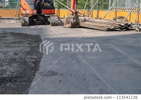 工地材料存放區:重型機械、鋼板樁 工地材料存放區:重型機械、鋼板樁 113541136