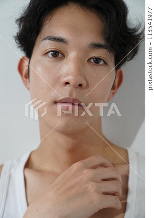 穿著白色背心的年輕人 穿著白色背心的年輕人 113541977
