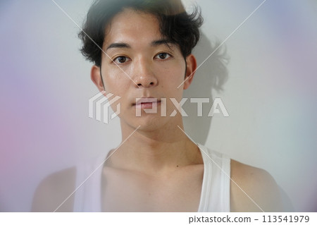 穿著白色背心的年輕人 113541979