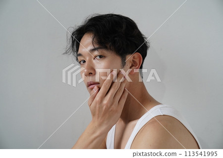 穿著白色背心的年輕人 穿著白色背心的年輕人 113541995