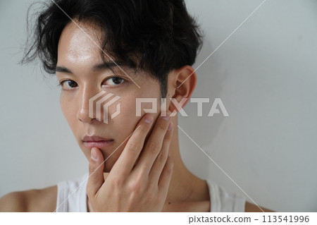 穿著白色背心的年輕人 穿著白色背心的年輕人 113541996