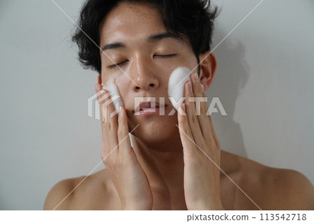 年輕人洗臉 年輕人洗臉 113542718