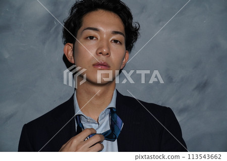 一個穿著西裝的年輕人的肖像 113543662