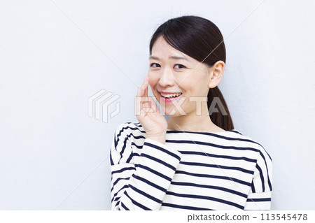 woman calling woman calling 113545478