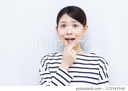 Surprised woman 113545548