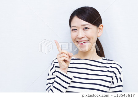 指著手指的女人 113545617