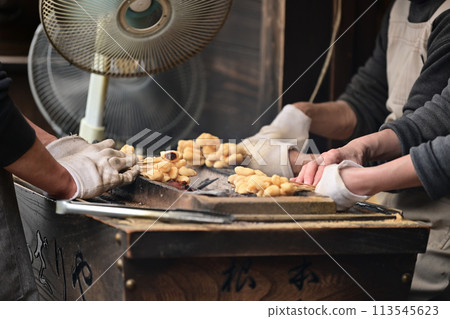 [Kyoto] The approach to Imamiya Shrine, surrounded by trees, is lined with shops selling delicious Aburi-mochi (aburi rice cakes), and both are delicious. 113545623