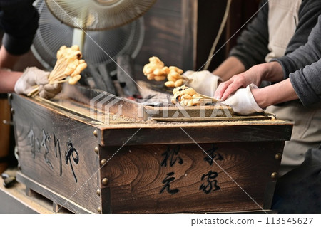 【京都】今宮神社的參道，綠樹環繞，兩旁都是美味的炸餅店，都很好吃。 113545627