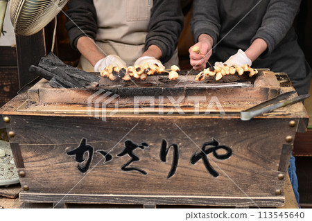 【京都】今宮神社的參道,綠樹環繞,兩旁都是美味的炸餅店,都很好吃。 【京都】今宮神社的參道,綠樹環繞,兩旁都是美味的炸餅店,都很好吃。 113545640