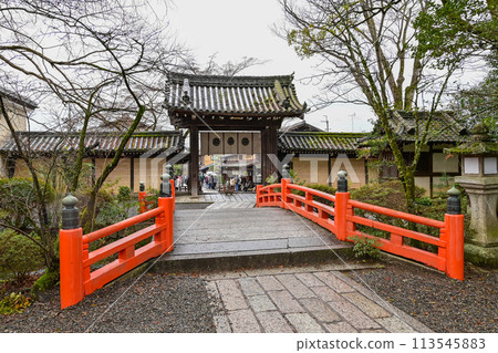 [Kyoto] The approach to Imamiya Shrine, surrounded by trees, is lined with shops selling delicious Aburi-mochi (aburi rice cakes), and both are delicious. 113545883