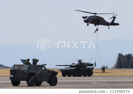 UH-60J救援直升機訓練飛行(日本陸上自衛隊第12旅團索馬原駐軍紀念活動) UH-60J救援直升機訓練飛行(日本陸上自衛隊第12旅團索馬原駐軍紀念活動) 113546573