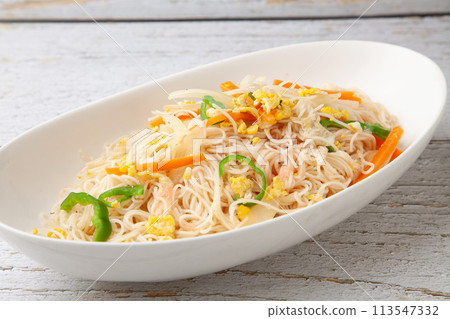 Grilled noodles 113547332