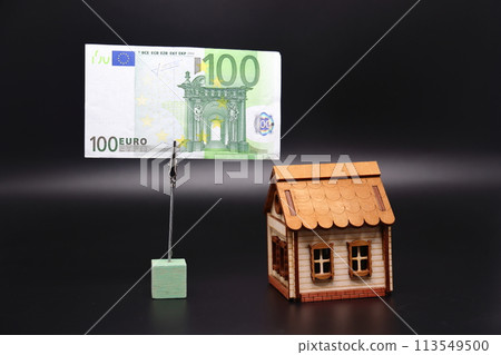 The toy house stands next to the banknote on the stand. Accurate financial calculation 113549500