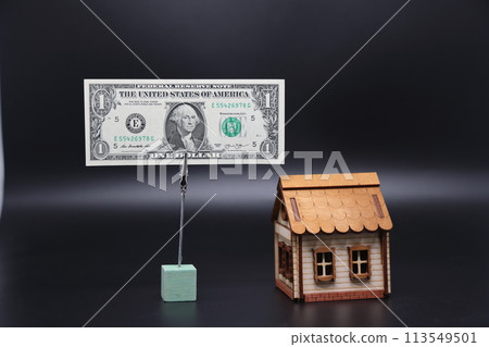 The toy house stands next to the banknote on the stand. Accurate financial calculation 113549501
