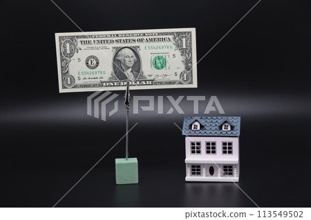 The toy house stands next to the banknote on the stand. Accurate financial calculation 113549502