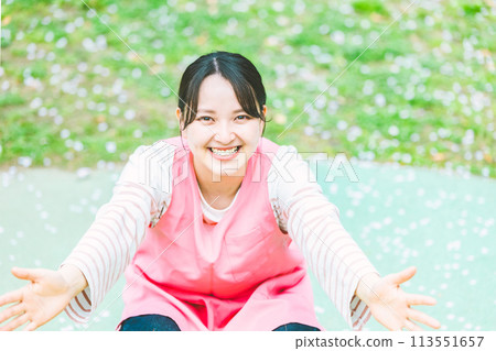 幼兒園老師和孩子們在公園玩耍 幼兒園老師和孩子們在公園玩耍 113551657
