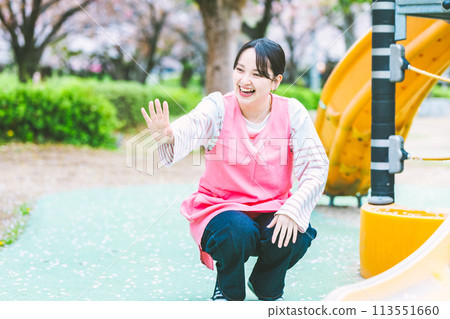 幼兒園老師在公園的遊樂場設備前與孩子們玩耍 113551660