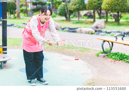 幼兒園老師在公園的遊樂場設備前與孩子們玩耍 113551680