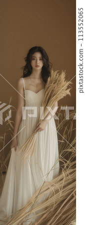 黑髮美女手持稻穗，豐收的形象 113552065