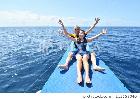 Parents and children enjoying island hopping (Cebu, Philippines) 113553040