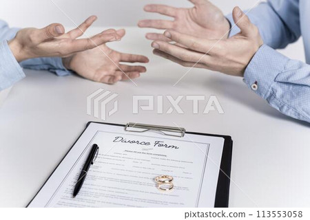couple arguing before signing divorce form 113553058