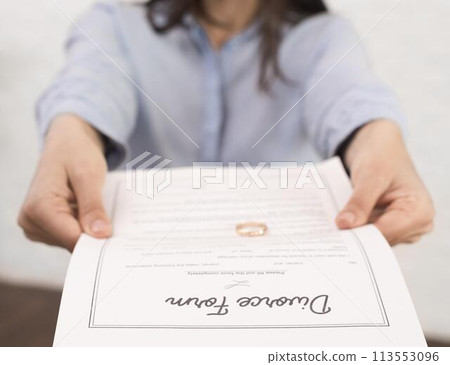 Close-up woman holding divorce form 113553096