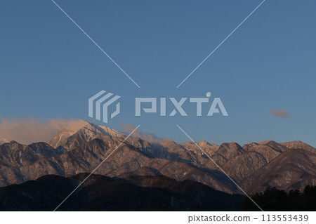 Moon age 16.2 The standing moon hangs over the Southern Alps at dawn Moon age 16.2 The standing moon hangs over the Southern Alps at dawn 113553439